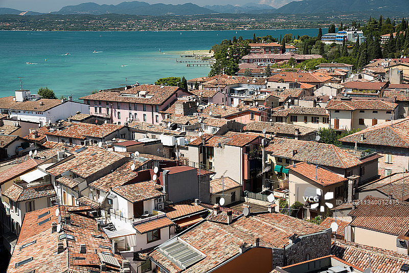意大利布雷西亚锡尔苗内海边城镇景观高角度视图图片素材