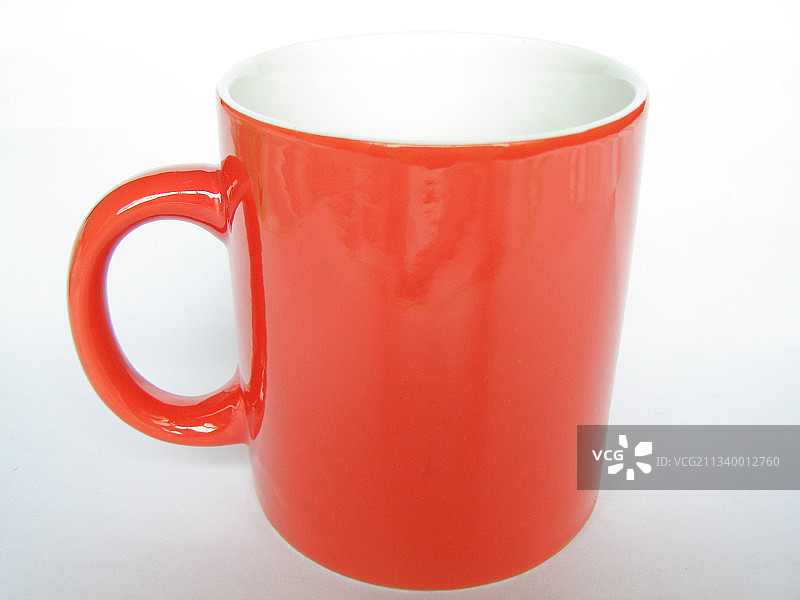 白色背景上的红色杯子特写图片素材