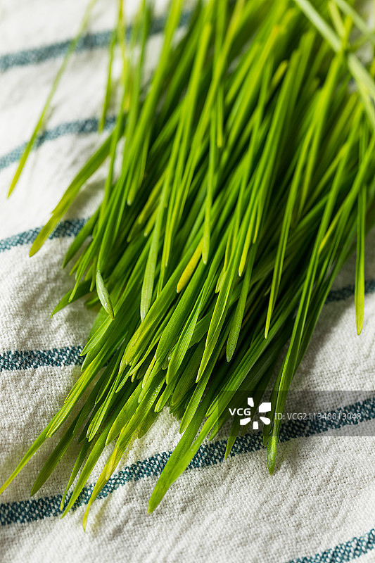 桌上的葱高角度视图图片素材