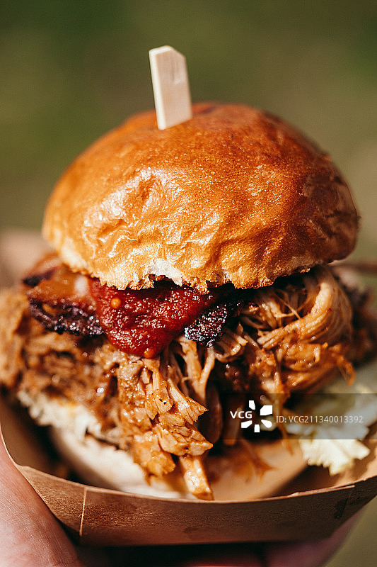 手拿汉堡，摩洛哥图片素材