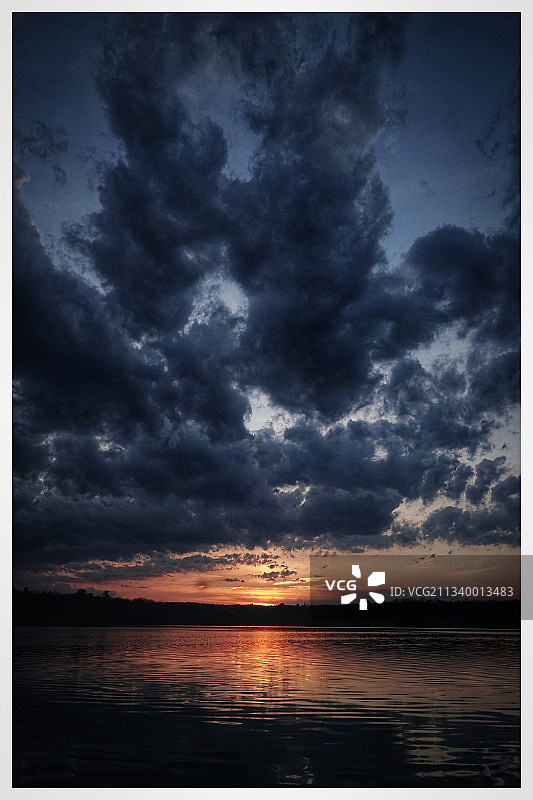 壮丽天空下的海景图片素材