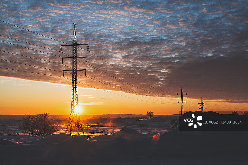 日落时分天空下的电线杆轮廓图片素材