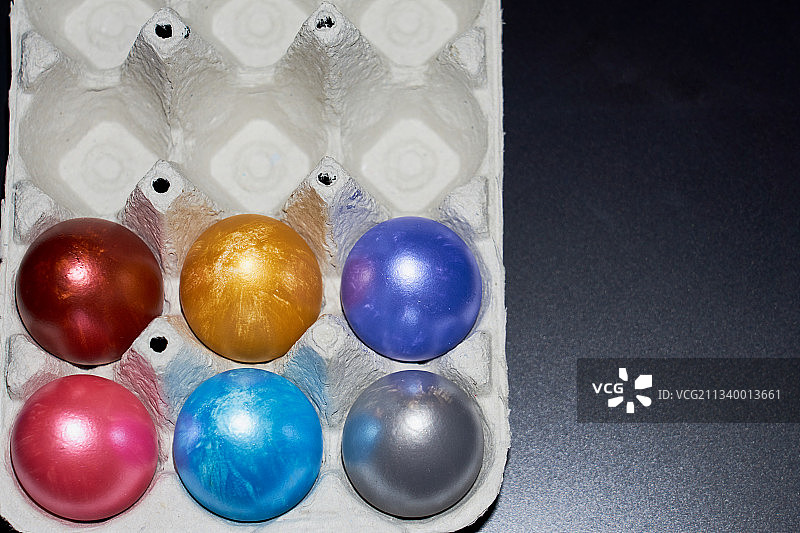 桌子上色彩缤纷的装饰球俯视图图片素材