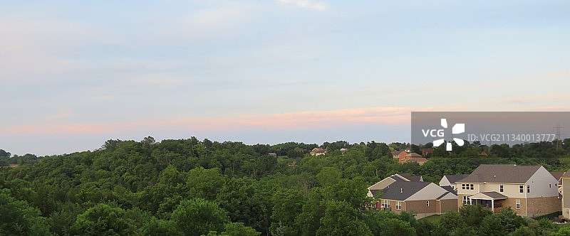 日落时分的天空下的树木和房屋，美国肯塔基州图片素材