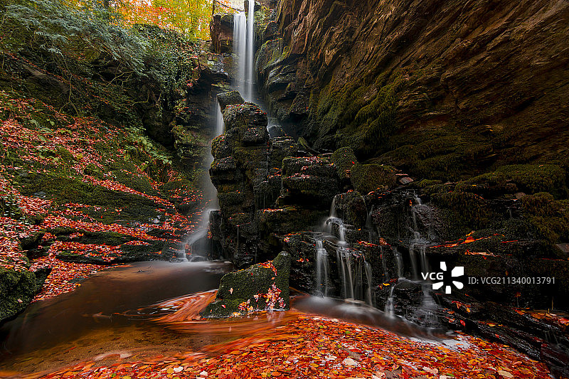 土耳其布尔萨秋季森林中的瀑布风光图片素材