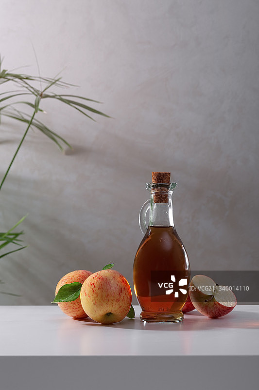桌子上的新鲜成熟苹果和苹果醋图片素材