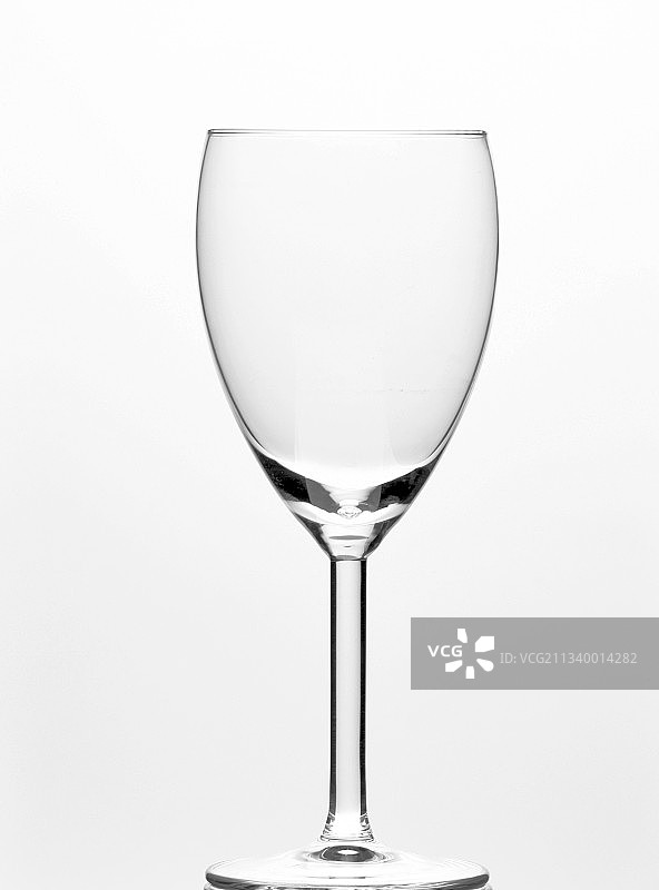 白色背景下的葡萄酒杯特写图片素材