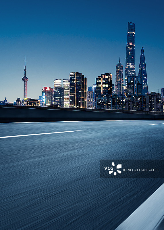 夜景上海城市天际线和高速公路图片素材
