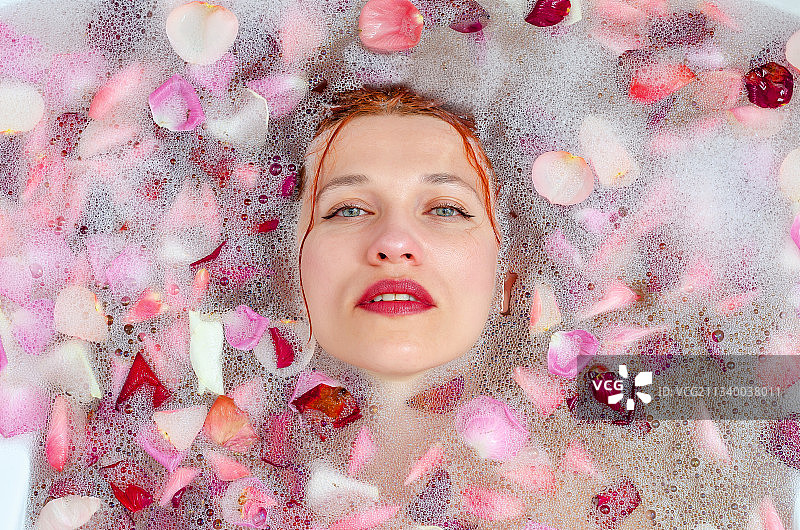 浴缸中的女子肖像图片素材