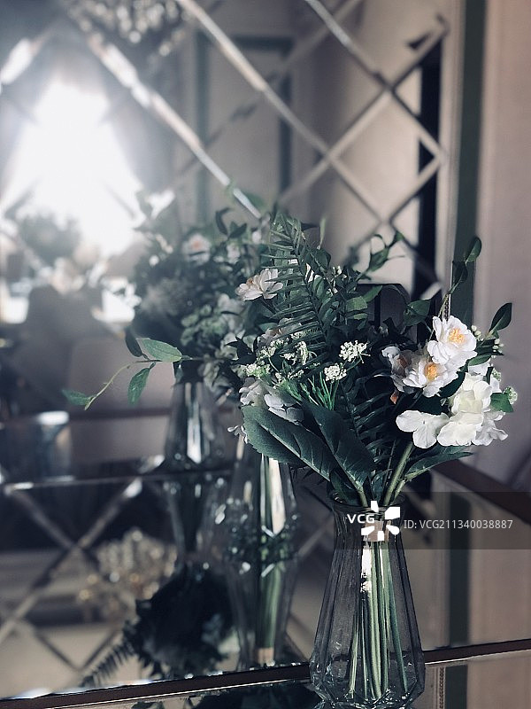 桌上的花瓶特写图片素材