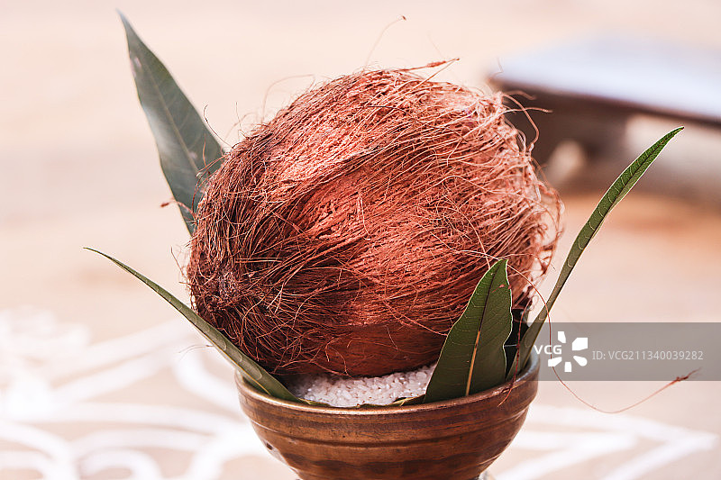 印度Odisha Kalahandi桌面碗中的椰子特写图片素材