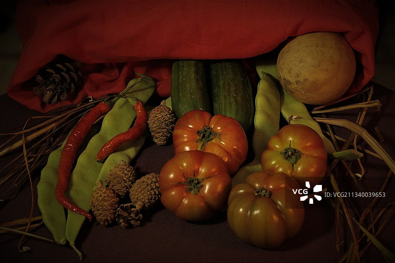 高角度的蔬菜在桌上图片素材