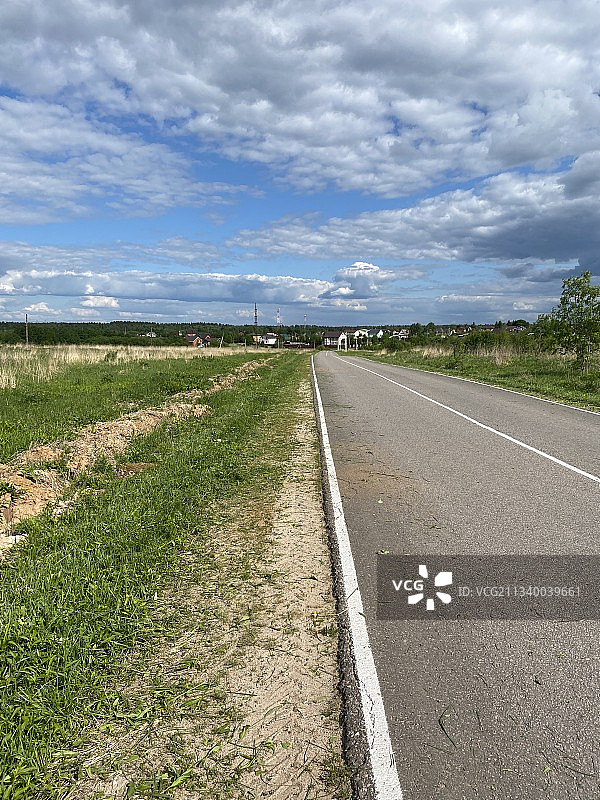 空旷的道路在田野中与天空交相辉映图片素材