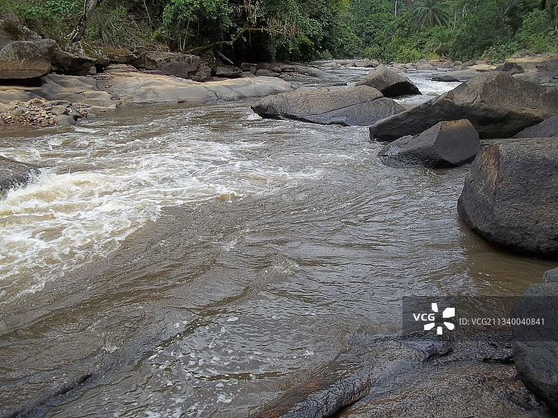流经岩石的河流高角度景观，喀麦隆布埃亚图片素材
