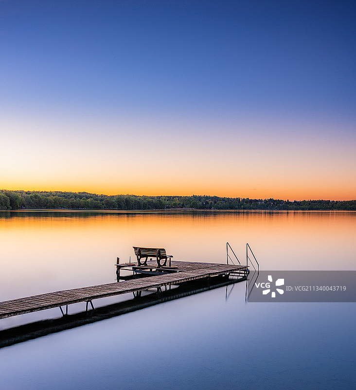 德国日落时分的湖泊风光图片素材