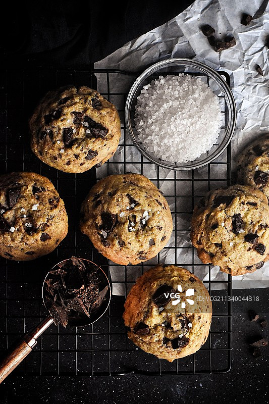 冷却架上饼干的俯视图图片素材