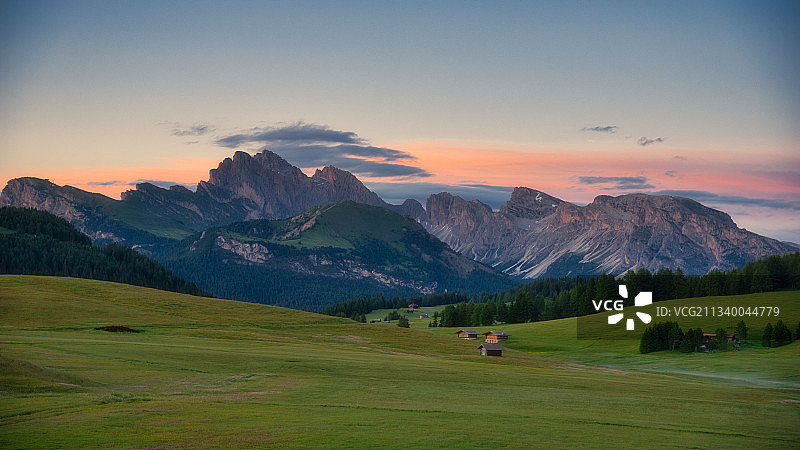 意大利休斯高原日落山景图片素材