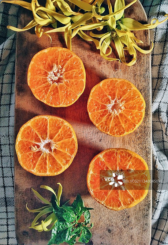 砧板上橙子片的俯视图图片素材