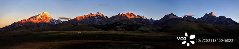格聂群峰日出图片素材