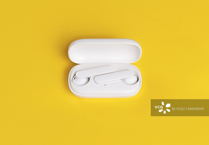 黄色背景上的药品俯视图图片素材