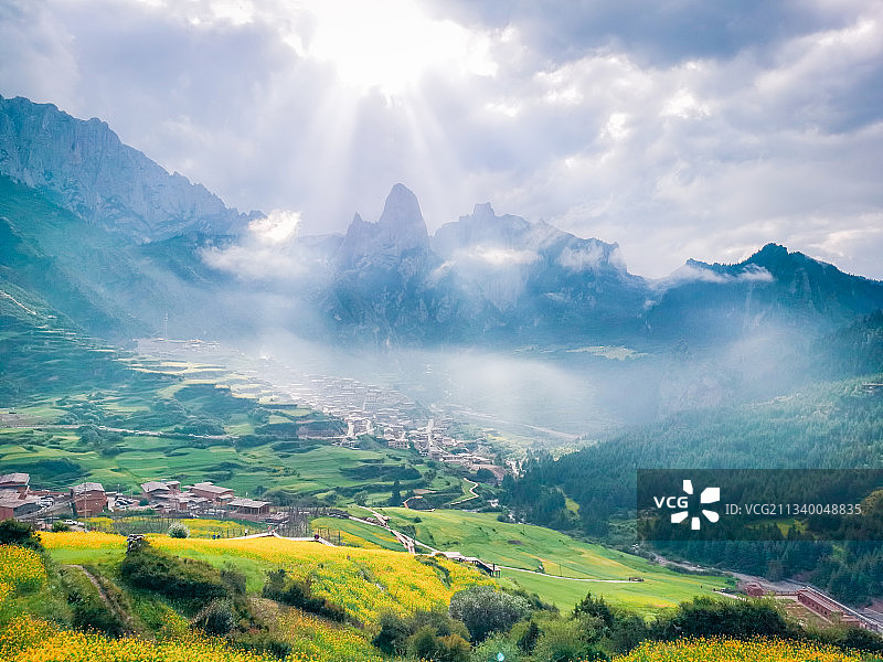 扎尕那农业田顶天景观图片素材