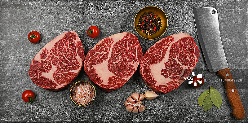 桌子上肉类的高角度视图图片素材