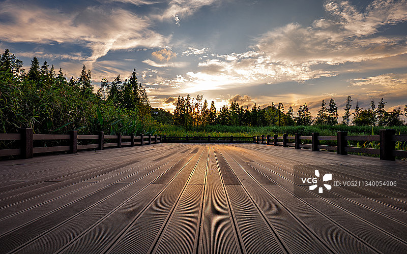 贵阳贵安月亮湖公园日落时分图片素材