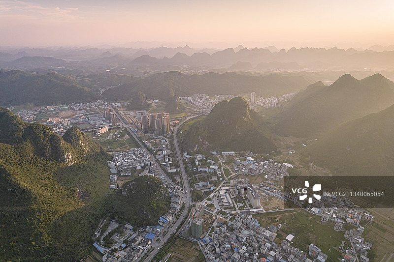 航拍霞光里的广西南宁市马山县图片素材