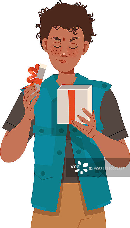 长雀斑的男人打开礼物盒皱着眉头图片素材