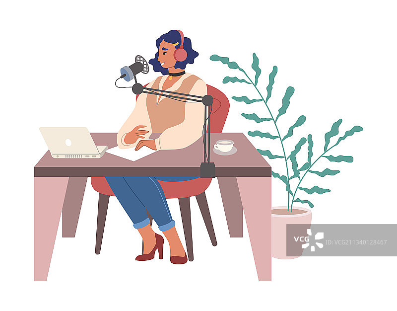 戴耳机制作播客的女DJ图片素材