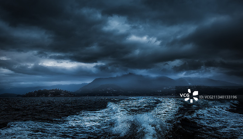 逃离暴风雨中心图片素材