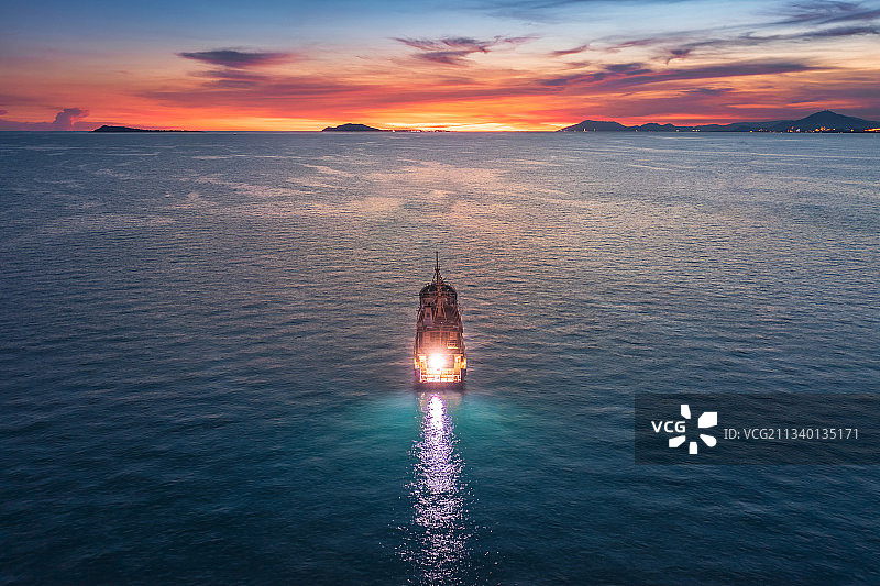 三亚湾黄昏的大海一艘远航的船图片素材