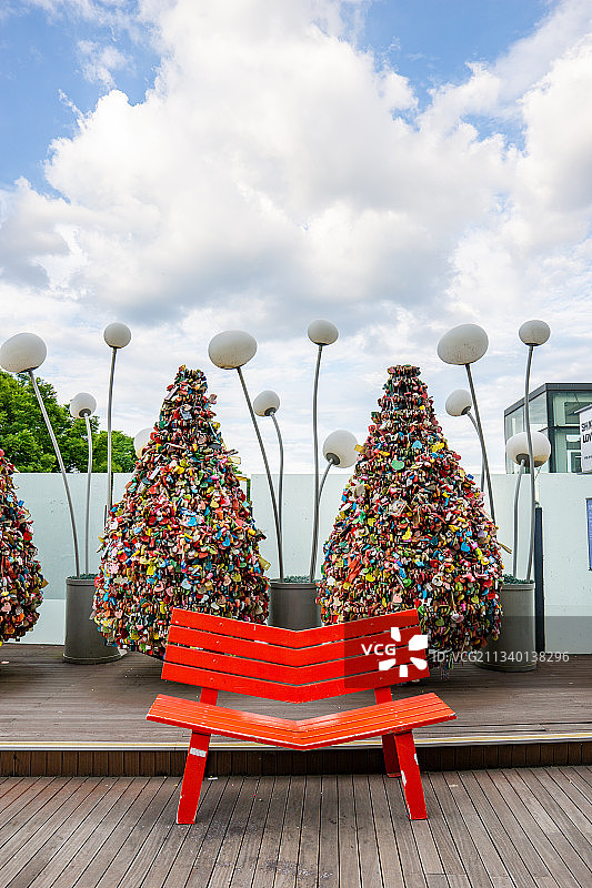 红色椅子，同心锁图片素材