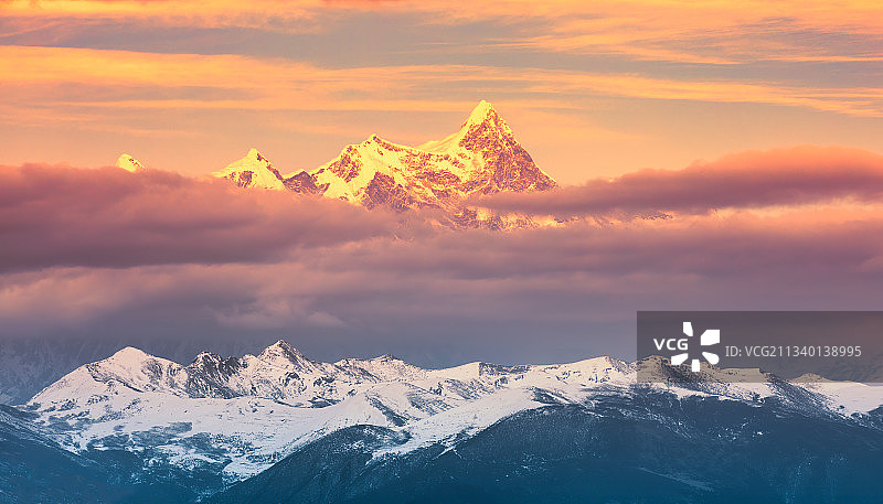 南迦巴瓦峰之日照金山银山图片素材