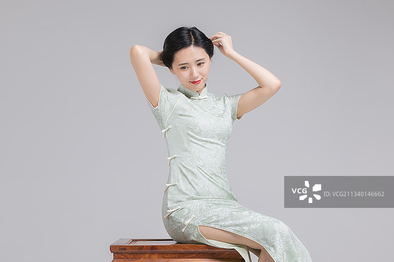 坐在椅子上的旗袍美女图片素材