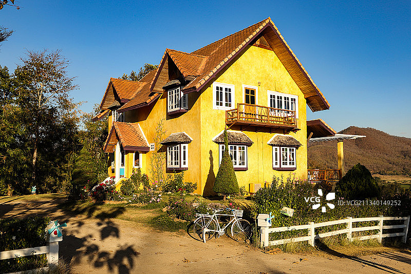 泰国清迈拜县黄色房屋图片素材