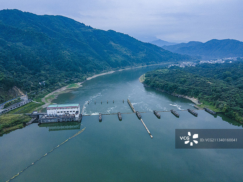 航拍新安江山水画廊路边的村庄港口图片素材