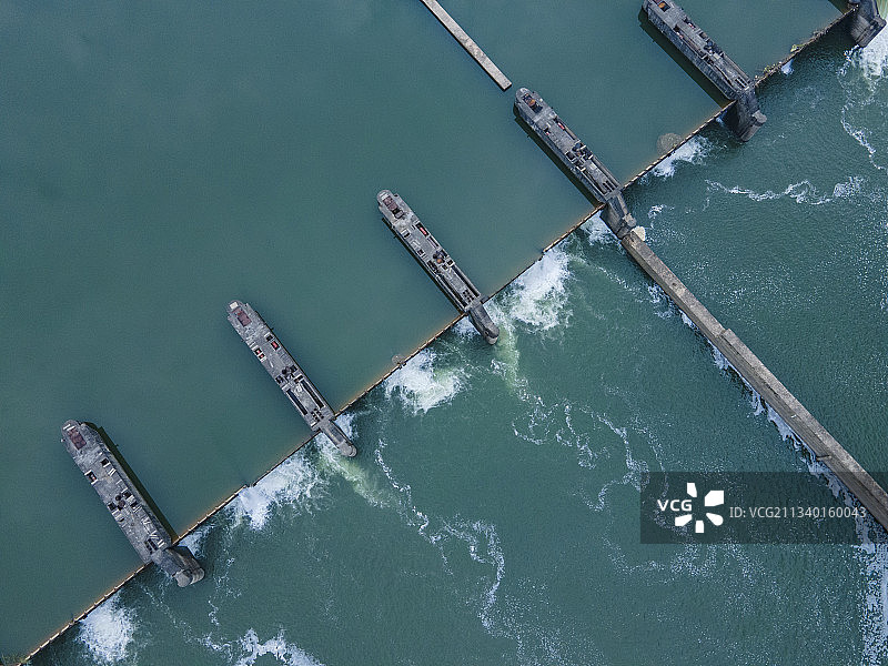 航拍新安江山水画廊路边的村庄港口图片素材