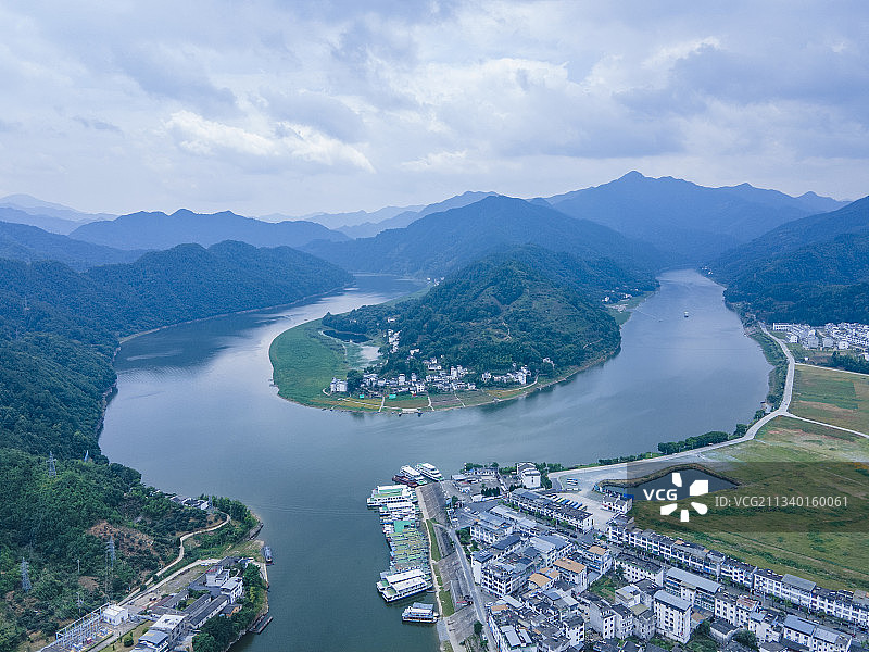 航拍新安江山水画廊路边的村庄港口图片素材