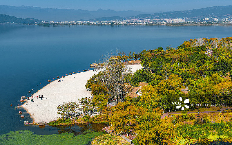 四川西昌邛海湖金粼沙滩秋天自然风光图片素材