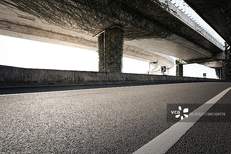 高架桥下的高速泊油路面图片素材