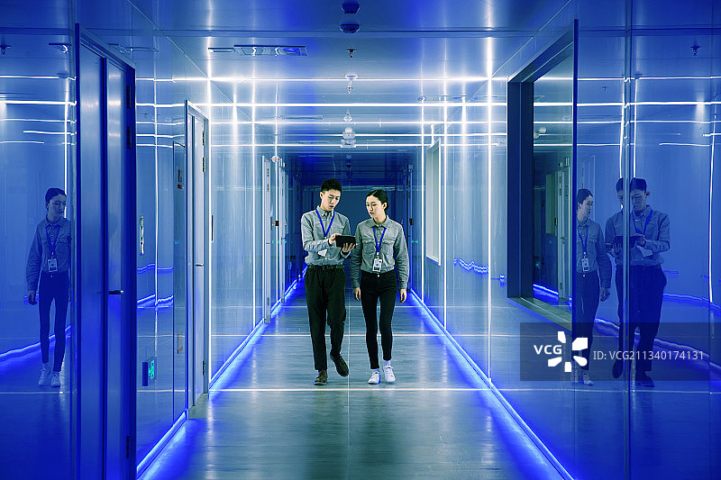 年轻的技术人员在走廊图片素材