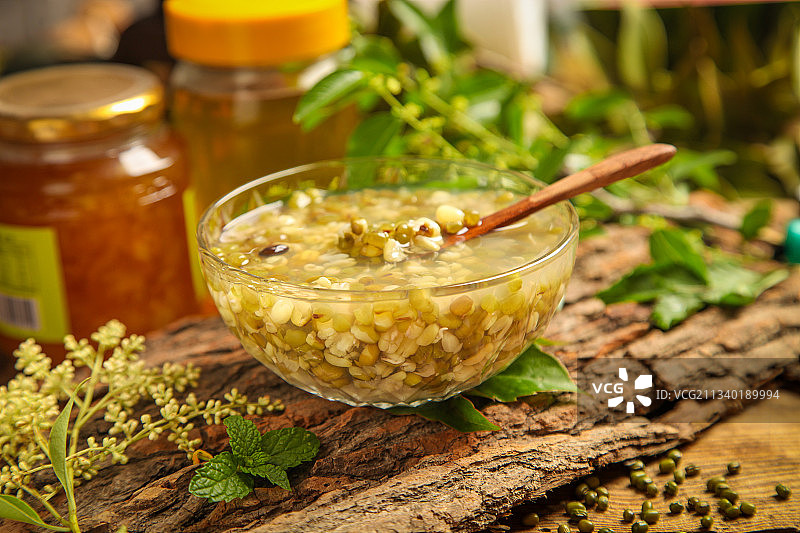 木底上放着一碗绿豆汤图片素材