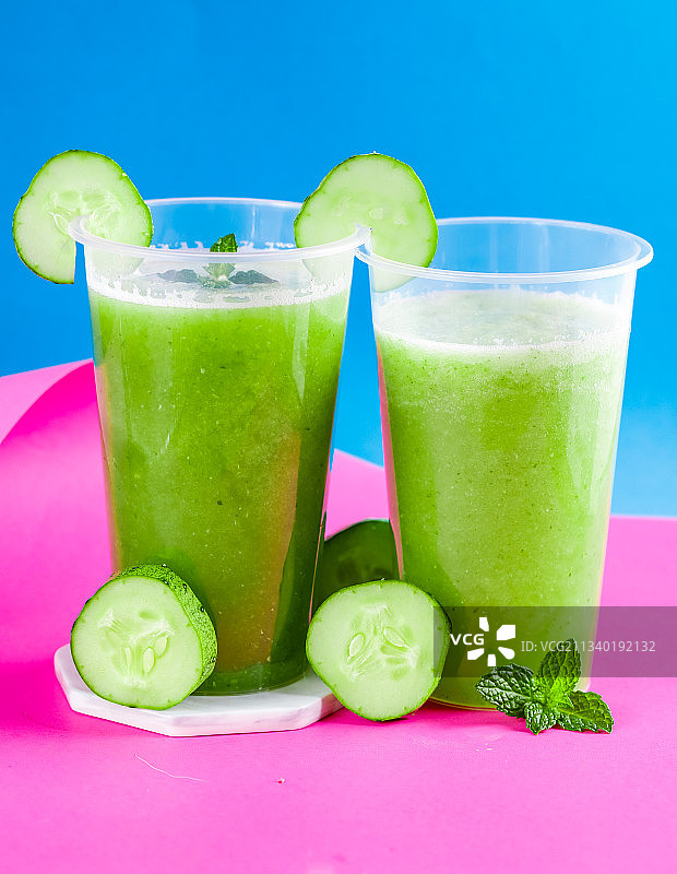 杯子里装着黄瓜果汁图片素材