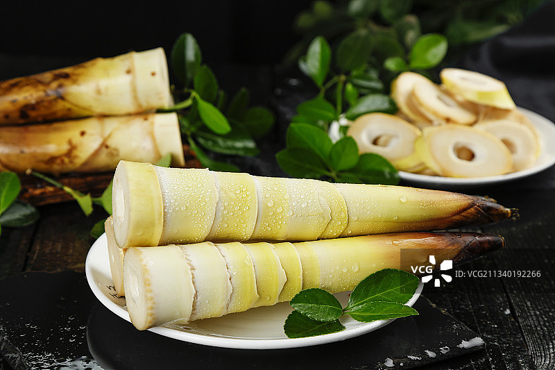 深底上放着新鲜春笋图片素材