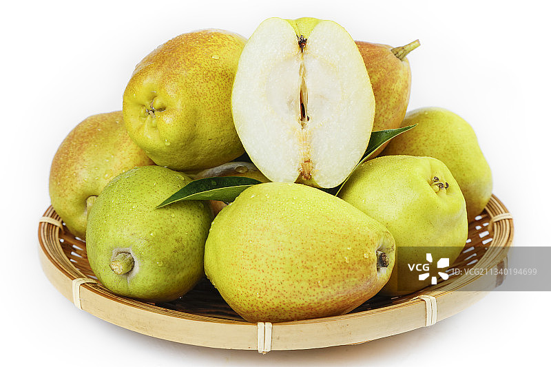 白底上放着一筐新鲜库尔勒香梨图片素材