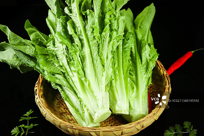 篮子里装着油麦菜图片素材