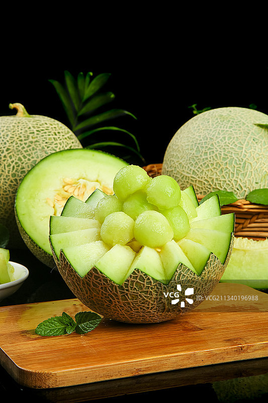 深底上放着切开的海南网纹蜜瓜图片素材