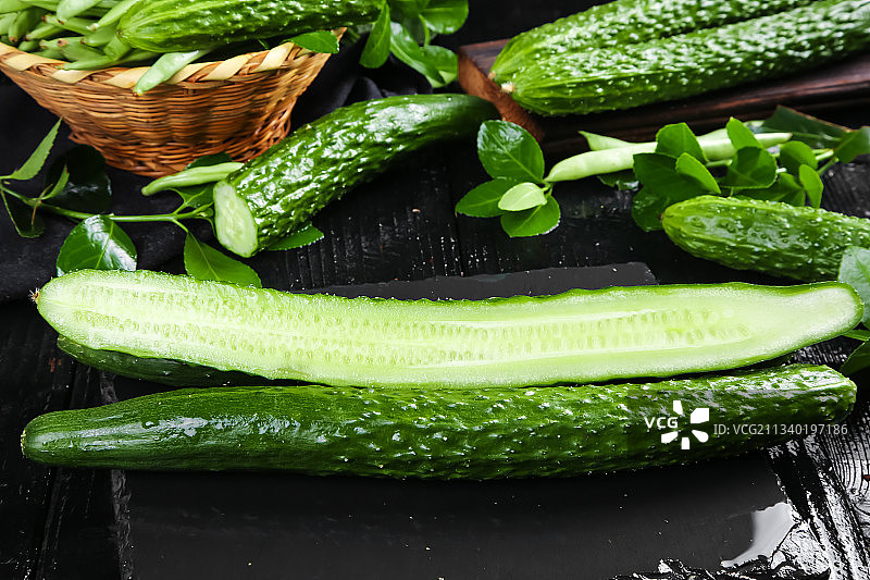 黑底上放着切开的新鲜青瓜图片素材