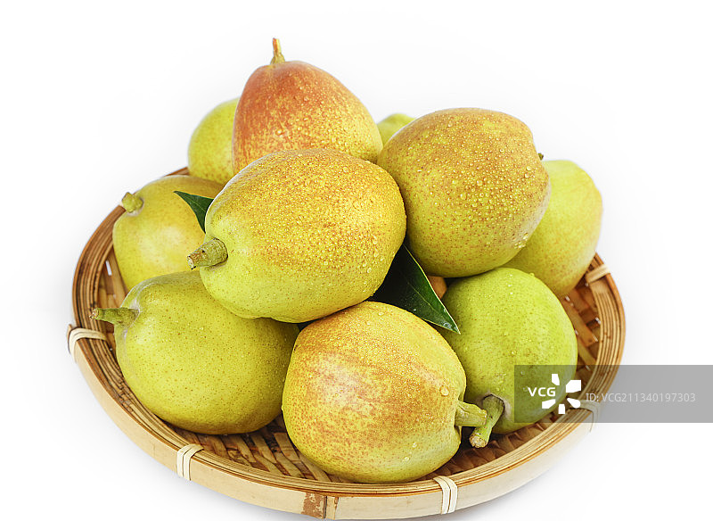 白底上放着一筐新鲜库尔勒香梨图片素材